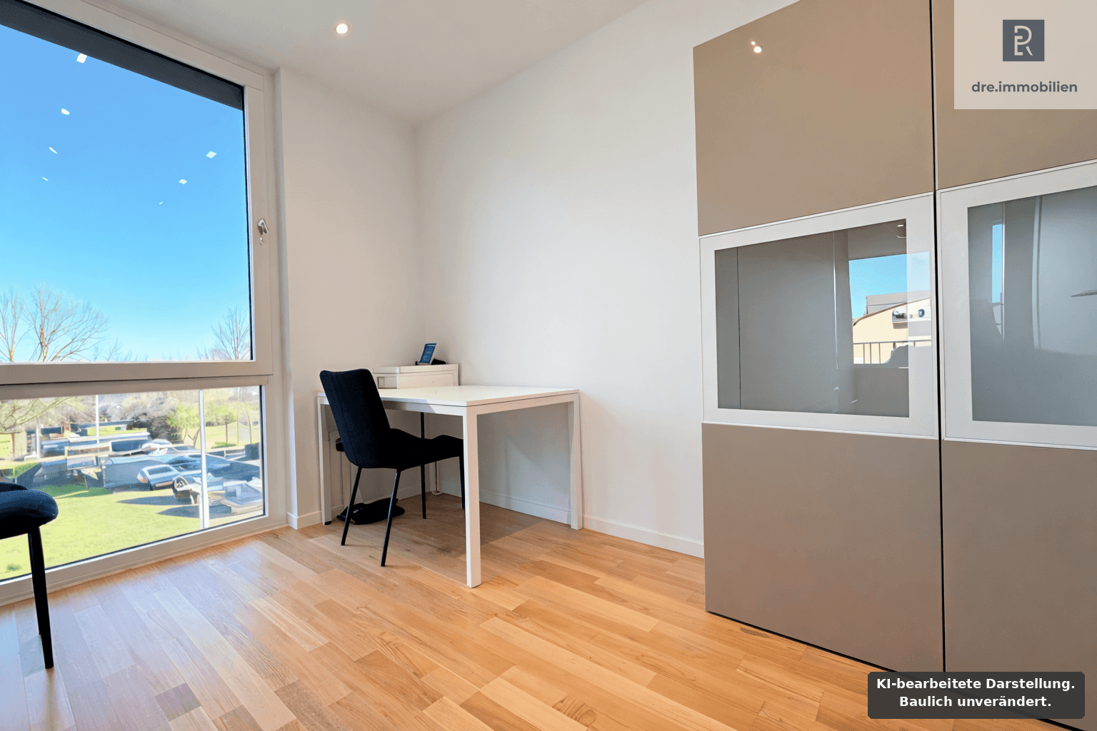 Helles Arbeitszimmer