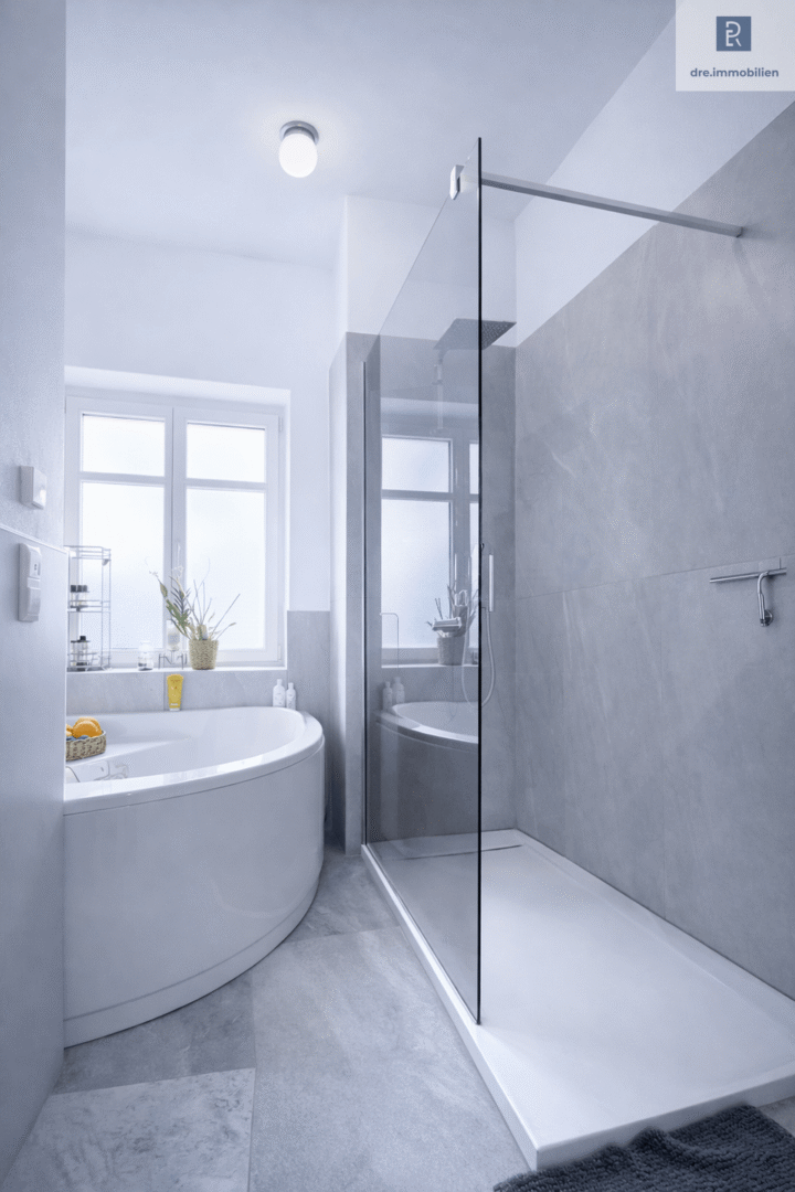 Bad mit Dusche und Eckwanne